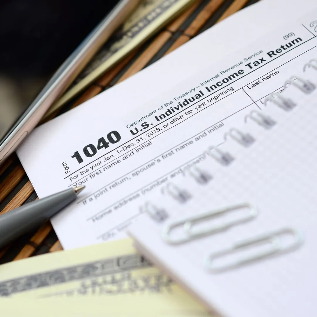 taxes impuestos manuel gallardo reembolsohigh-angle-view-form-pen-with-book-office Preparación de Impuestos Consultoría Fiscal Asesoría Financiera